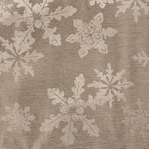 Silver satin snowflakes fabric placemats, lot of 12, 14x19, jacquard, Threshold - Picture 6 of 7